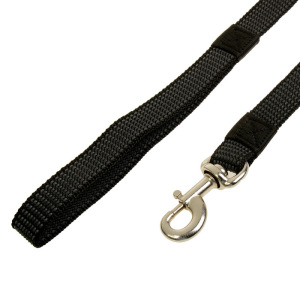 Поводок Зооник капроновый с двойной латексной нитью и усиленным карабином, 7м х 25мм, черный Поводок Зооник капроновый с двойной латексной нитью и усиленным карабином, 7м х 25мм, черный