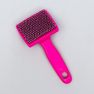 Пуходерка пластиковая мягкая с закругленными зубьями, малая, 6 х 13,5 см, розовая Пуходерка пластиковая мягкая с закругленными зубьями, малая, 6 х 13,5 см, розовая