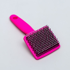 Пуходерка пластиковая мягкая с закругленными зубьями, малая, 6 х 13,5 см, розовая Пуходерка пластиковая мягкая с закругленными зубьями, малая, 6 х 13,5 см, розовая