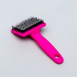 Пуходерка пластиковая мягкая с закругленными зубьями, малая, 6 х 13,5 см, розовая Пуходерка пластиковая мягкая с закругленными зубьями, малая, 6 х 13,5 см, розовая