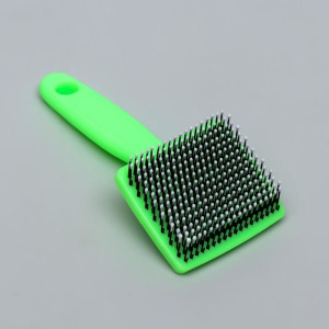 Пуходерка пластиковая мягкая с закругленными зубьями, малая, 6 х 13,5 см, зелёная Пуходерка пластиковая мягкая с закругленными зубьями, малая, 6 х 13,5 см, зелёная