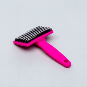 Пуходерка пластиковая мягкая с закругленными зубьями, средняя, 9 х 15,5 см, розовая Пуходерка пластиковая мягкая с закругленными зубьями, средняя, 9 х 15,5 см, розовая