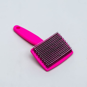 Пуходерка пластиковая мягкая с закругленными зубьями, средняя, 9 х 15,5 см, розовая Пуходерка пластиковая мягкая с закругленными зубьями, средняя, 9 х 15,5 см, розовая