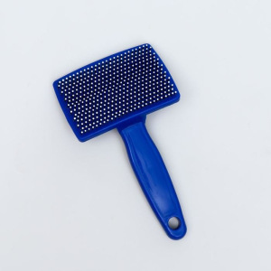 Пуходерка пластиковая мягкая с закругленными зубьями, средняя, 9 х 15,5 см, синяя Пуходерка пластиковая мягкая с закругленными зубьями, средняя, 9 х 15,5 см, синяя