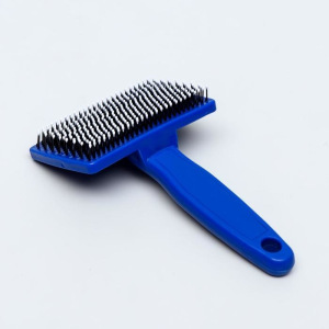 Пуходерка пластиковая мягкая с закругленными зубьями, средняя, 9 х 15,5 см, синяя Пуходерка пластиковая мягкая с закругленными зубьями, средняя, 9 х 15,5 см, синяя