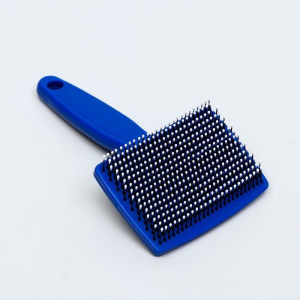 Пуходерка пластиковая мягкая с закругленными зубьями, средняя, 9 х 15,5 см, синяя Пуходерка пластиковая мягкая с закругленными зубьями, средняя, 9 х 15,5 см, синяя