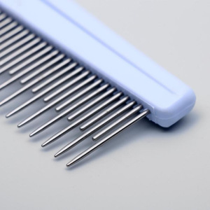 Расческа разнозуб, нескользящая резиновая ручка МИКС Расческа разнозуб, нескользящая резиновая ручка МИКС