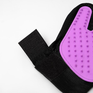 Рукавица-щетка для шерсти на левую руку из неопрена с удлиненными зубчиками, фиолетовая Рукавица-щетка для шерсти на левую руку из неопрена с удлиненными зубчиками, фиолетовая