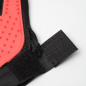 Рукавица-щетка для шерсти на правую руку из неопрена с удлиненными зубчиками, красная Рукавица-щетка для шерсти на правую руку из неопрена с удлиненными зубчиками, красная