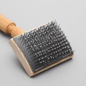 Щетка-пуходерка деревянная с каплями без рамки, основание 60х50 мм Щетка-пуходерка деревянная с каплями без рамки, основание 60х50 мм