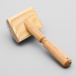 Щетка-пуходерка деревянная с каплями без рамки, основание 60х50 мм Щетка-пуходерка деревянная с каплями без рамки, основание 60х50 мм