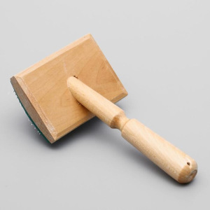 Щётка-пуходёрка деревянная с каплями с рамкой, основание 70х50 мм Щётка-пуходёрка деревянная с каплями с рамкой, основание 70х50 мм