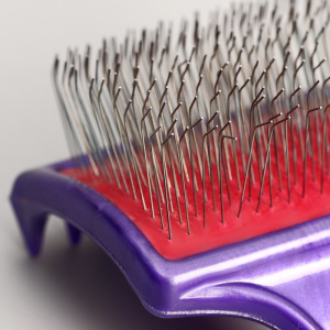 Щётка-пуходерка средняя для вычесывания длинношерстных животных, мягкая без капель, основание 6,2 х 4,2 см, микс Щётка-пуходерка средняя для вычесывания длинношерстных животных, мягкая без капель, основание 6,2 х 4,2 см, микс