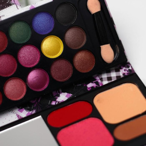 Набор декоративной косметики: тени 18 цветов, румяна 2 цвета, пудра, бронзер, зеркало, микс Набор декоративной косметики: тени 18 цветов, румяна 2 цвета, пудра, бронзер, зеркало, микс