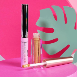 Набор GRL PWR (черная тушь, жидкие глиттерные тени №2 и щипцы ресниц) Набор GRL PWR (черная тушь, жидкие глиттерные тени №2 и щипцы ресниц)