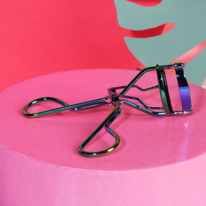 Набор GRL PWR (черная тушь, жидкие глиттерные тени №2 и щипцы ресниц) Набор GRL PWR (черная тушь, жидкие глиттерные тени №2 и щипцы ресниц)