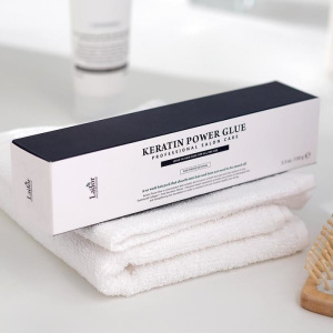 Несмываемая сыворотка-маска для волос Lador Keratin Power Glue от секущихся кончиков, 150 мл Несмываемая сыворотка-маска для волос Lador Keratin Power Glue от секущихся кончиков, 150 мл