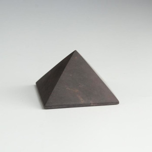 Пирамиды гармонизаторы "Шунгит-Малиновый кварцит", 5 см Пирамиды гармонизаторы "Шунгит-Малиновый кварцит", 5 см