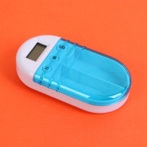 Таблетница с таймером и батарейкой, 2 секции, цвет белый/голубой Таблетница с таймером и батарейкой, 2 секции, цвет белый/голубой