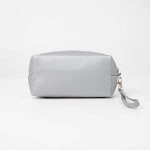 Косметичка дорожная, отдел на молнии, с ручкой, цвет серебристый Косметичка дорожная, отдел на молнии, с ручкой, цвет серебристый
