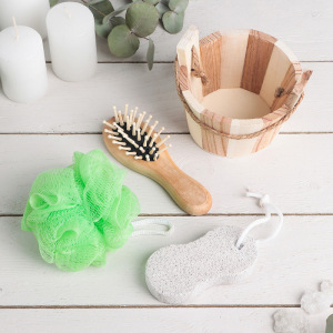 Набор банный в деревянном ушате 3 предмета: мочалка-бант, пемза, расческа Набор банный в деревянном ушате 3 предмета: мочалка-бант, пемза, расческа