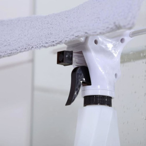 Окномойка с пульверизатором 230 мл и сгоном, 26×23×5,5 см, МИКС Окномойка с пульверизатором 230 мл и сгоном, 26×23×5,5 см, МИКС