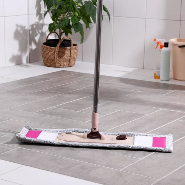 Швабра плоская Доляна, телескопическая стальная ручка 90-130 см, микрофибра 60×14 см, цвет МИКС
