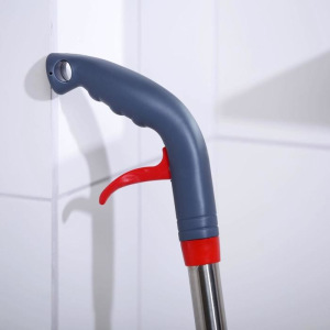 Швабра с распылителем Доляна, стальная ручка 125 см, насадка из микрофибры 28×18,5 см Швабра с распылителем Доляна, стальная ручка 125 см, насадка из микрофибры 28×18,5 см