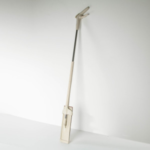 Швабра с распылителем и отжимом, черенок 140 см, насадка из микрофибры 11×4,5 см, цвет бежевый Швабра с распылителем и отжимом, черенок 140 см, насадка из микрофибры 11×4,5 см, цвет бежевый