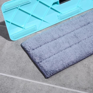 Швабра с распылителем и щёткой, стальной черенок 120 см, микрофибра 41×14 см, цвет голубой Швабра с распылителем и щёткой, стальной черенок 120 см, микрофибра 41×14 см, цвет голубой