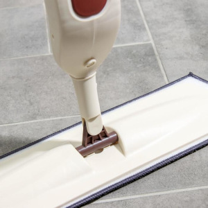 Швабра с распылителем, стальная ручка 125 см, насадка из микрофибры 40×12 см Швабра с распылителем, стальная ручка 125 см, насадка из микрофибры 40×12 см