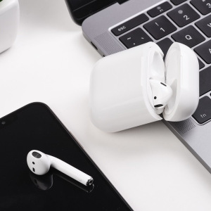 Чехол Hoco CW18 с беспроводной зарядкой для наушников Apple AirPods Чехол Hoco CW18 с беспроводной зарядкой для наушников Apple AirPods
