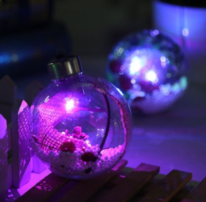 Гирлянда штора Шарики с игрушками внутри Гирлянда штора Шарики с игрушками внутри