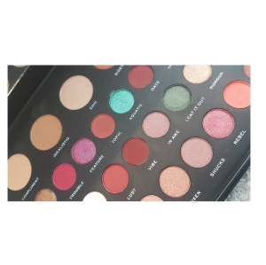 Палетка теней Revolution Shook Палетка теней Revolution Shook