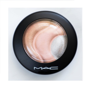 Трехцветный хайлайтер для лица Трехцветный хайлайтер для лица