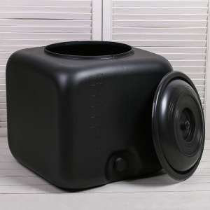 Бак для душа, 100 л, с крышкой, с резьбой под кран, чёрный Бак для душа, 100 л, с крышкой, с резьбой под кран, чёрный