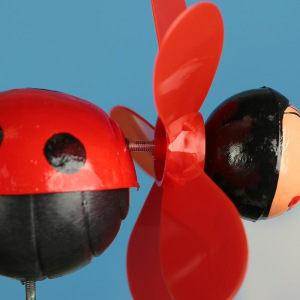 Декоративный штекер "Божья коровка" с пропеллером Декоративный штекер "Божья коровка" с пропеллером