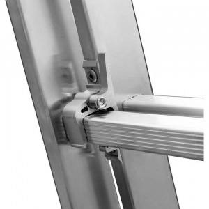 Лестница "СИБИН" 38833-07, трехсекционная, со стабилизатором, 7 ступеней Лестница "СИБИН" 38833-07, трехсекционная, со стабилизатором, 7 ступеней