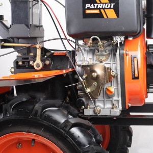 Мотоблок дизельный PATRIOT BOSTON-9DE, 9 л.с, 6.6 кВт, 2/1 скор., фрезы 135 см, стартер 12 В 69496 Мотоблок дизельный PATRIOT BOSTON-9DE, 9 л.с, 6.6 кВт, 2/1 скор., фрезы 135 см, стартер 12 В 69496