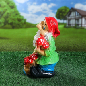 Садовая фигура "Гном с мешком грибов", коричневый цвет, 38 см, микс Садовая фигура "Гном с мешком грибов", коричневый цвет, 38 см, микс