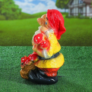 Садовая фигура "Гном с мешком грибов", коричневый цвет, 38 см, микс Садовая фигура "Гном с мешком грибов", коричневый цвет, 38 см, микс