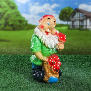 Садовая фигура "Гном с мешком грибов", коричневый цвет, 38 см, микс Садовая фигура "Гном с мешком грибов", коричневый цвет, 38 см, микс