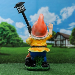 Садовый фонарь "Гном с фонарем и петухом" 31х23х56см Садовый фонарь "Гном с фонарем и петухом" 31х23х56см