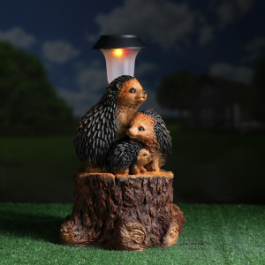 Садовый фонарь "Три ежа на пне с фонарем" 34х26см Садовый фонарь "Три ежа на пне с фонарем" 34х26см