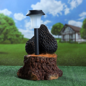 Садовый фонарь "Три ежа на пне с фонарем" 34х26см Садовый фонарь "Три ежа на пне с фонарем" 34х26см