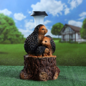 Садовый фонарь "Три ежа на пне с фонарем" 34х26см Садовый фонарь "Три ежа на пне с фонарем" 34х26см