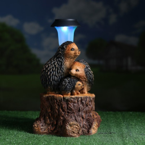 Садовый фонарь "Три ежа на пне с фонарем" 34х26см Садовый фонарь "Три ежа на пне с фонарем" 34х26см