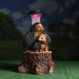 Садовый фонарь "Три ежа на пне с фонарем" 34х26см Садовый фонарь "Три ежа на пне с фонарем" 34х26см