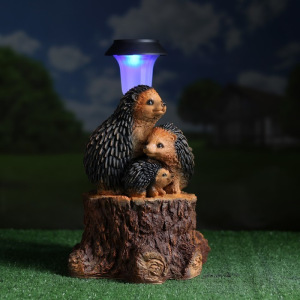 Садовый фонарь "Три ежа на пне с фонарем" 34х26см Садовый фонарь "Три ежа на пне с фонарем" 34х26см