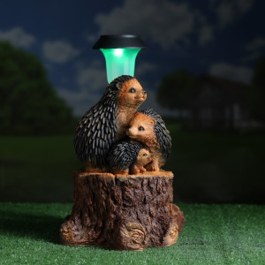 Садовый фонарь "Три ежа на пне с фонарем" 34х26см Садовый фонарь "Три ежа на пне с фонарем" 34х26см